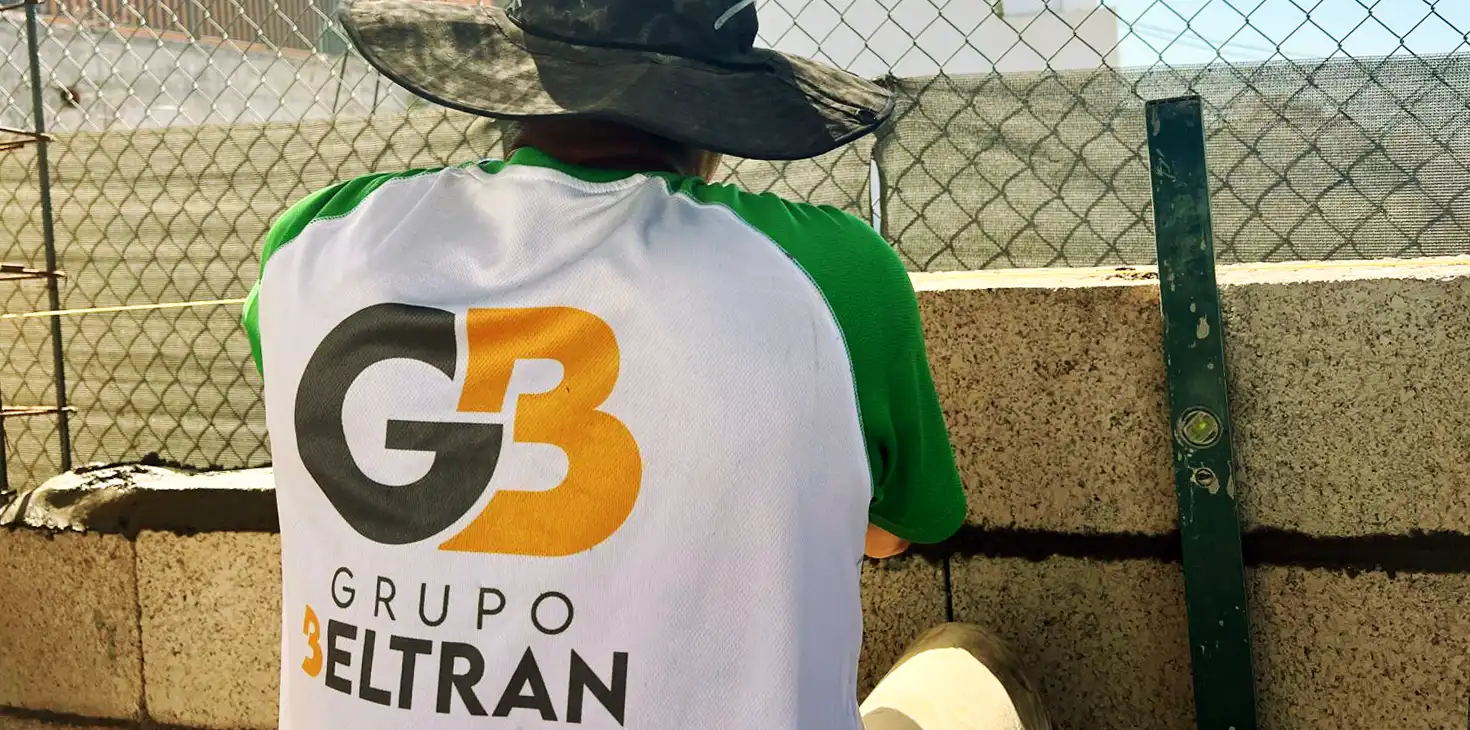 obrero nivelando muro de bloques para partición en obra nueva en canarias