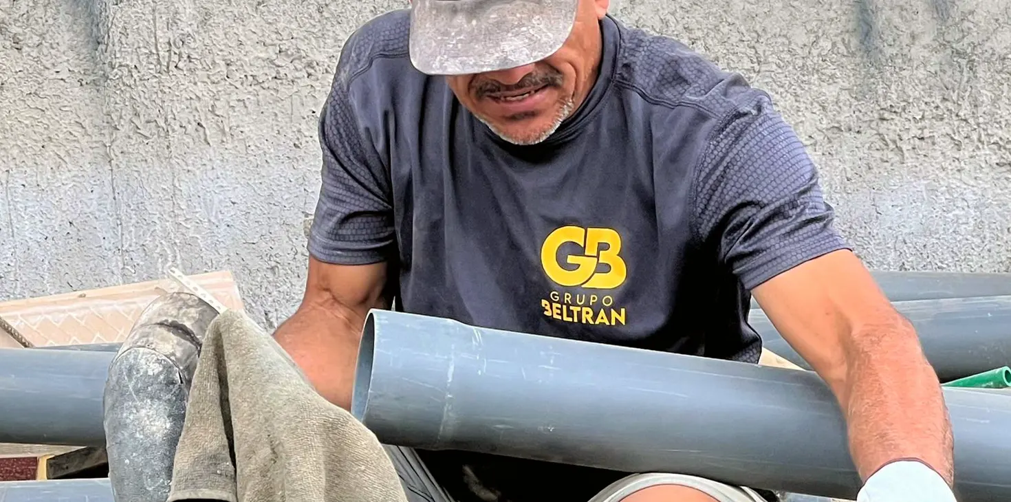 obrero colocando tuberías de fontanería en obra nueva en canarias